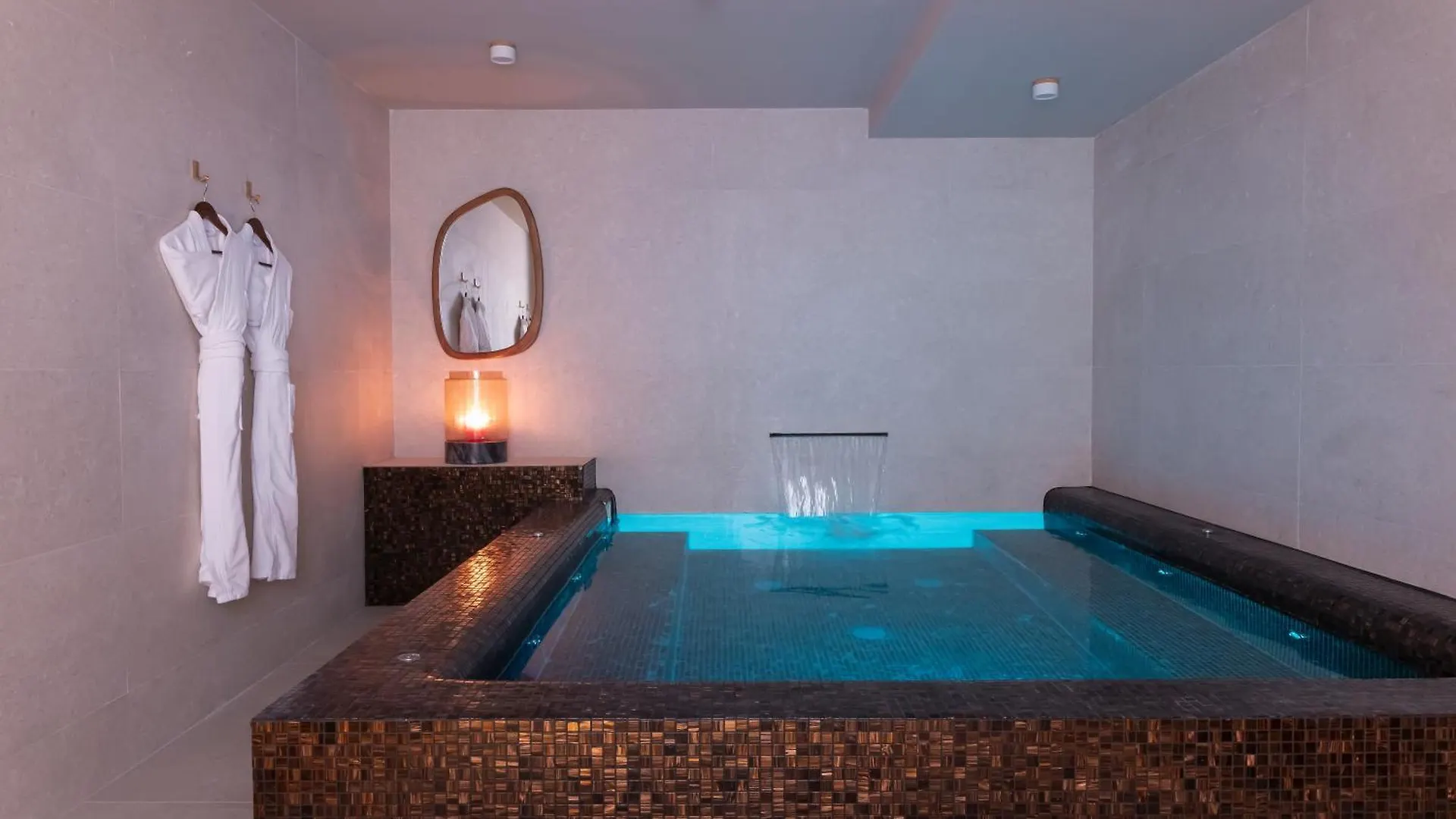 Hotel The One Alma Paris 5*,